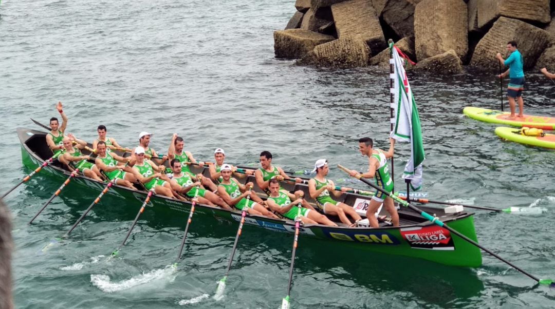 Los remeros de Hondarribia celebran su victoria en su casa