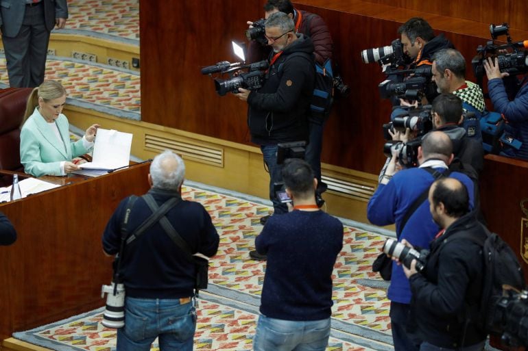 La presidenta de la Comunidad de Madrid, Cristina Cifuentes, rodeada de periodistas durante el pleno de la Asamblea de Madrid 