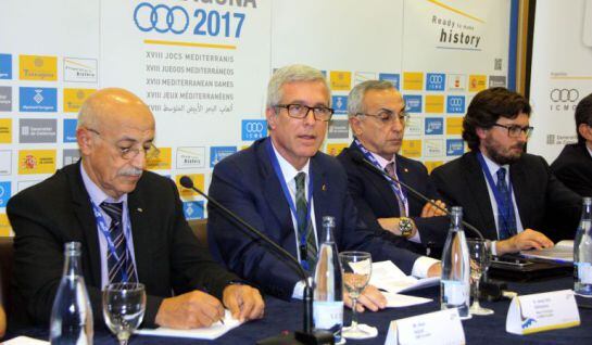 L'alcalde de Tarragona i president del Comitè Organitzador dels Jocs Mediterranis, Josep Fèlix Ballesteros, entre Amar Addadi i Alejandro Blanco.
