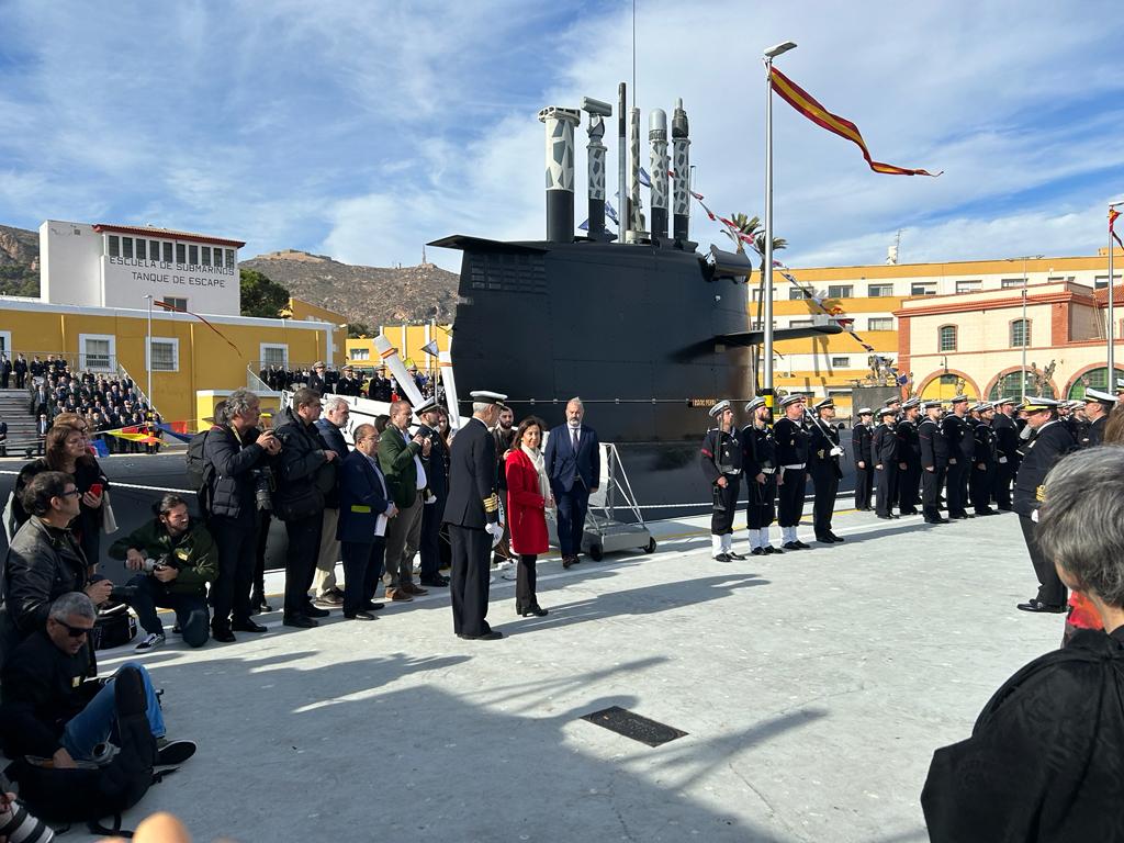 La Ministra de Defensa, Margarita Robles, frente al submarino tras pasar revista a las tropas