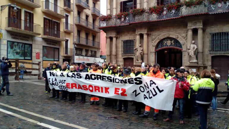 Protesta de los trabajadores de la Zona Azul de Pamplona contra las agresiones que sufren en la calle