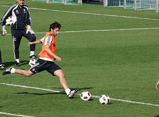 Granero tira una falta durante un entrenamiento