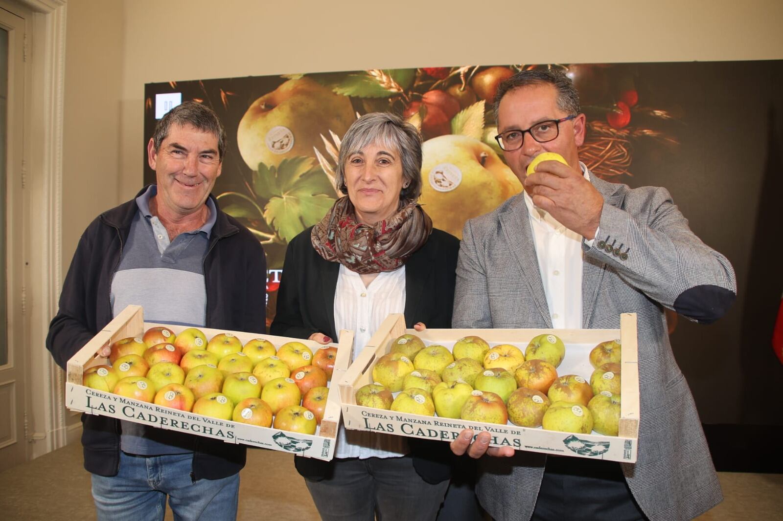 De izquierda a derecha, Juan José Gandía (presidente de la Asociación de Productores de Manzana del Valle de las Caderechas), Consuelo García (alcaldesa de Cantabrana) y Javier Arroyo (diputado provincial y gerente de Burgos Alimenta). / Foto: Diputación de Burgos