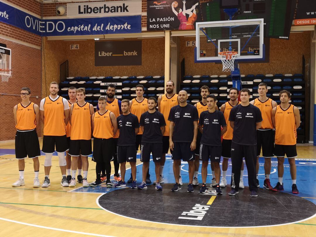 La plantilla del Liberbank Oviedo Baloncesto posa ante los medios