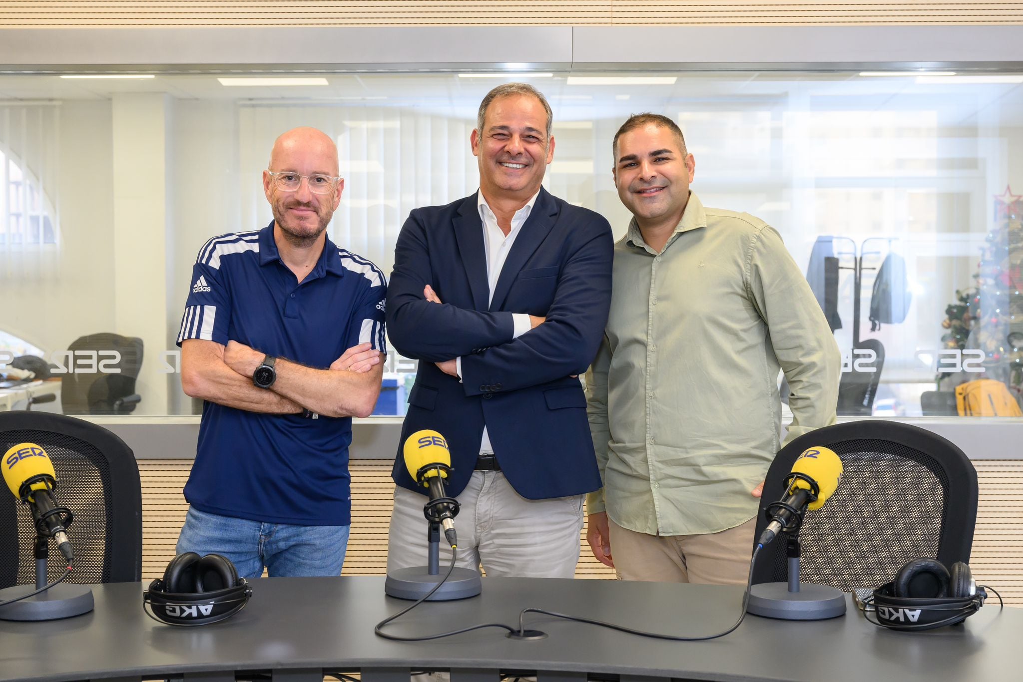 Miguel Ángel Daswani, flanqueado por Óscar Herrera y Manoj Daswani, en los estudios de Radio Club Tenerife