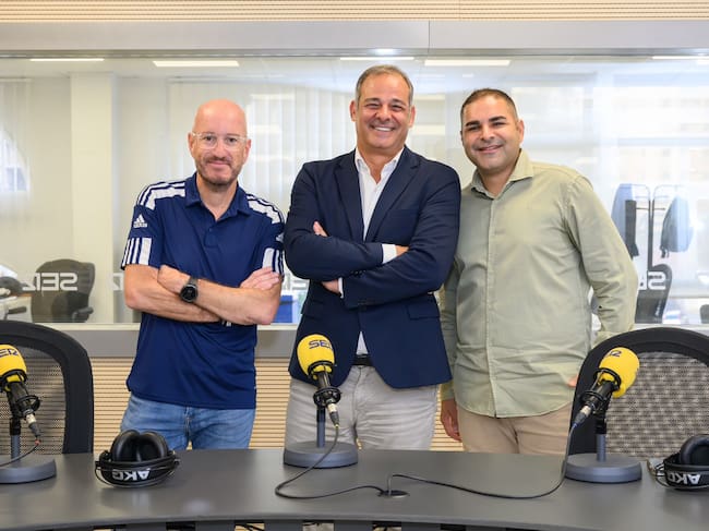 Miguel Ángel Daswani, flanqueado por Óscar Herrera y Manoj Daswani, en los estudios de Radio Club Tenerife