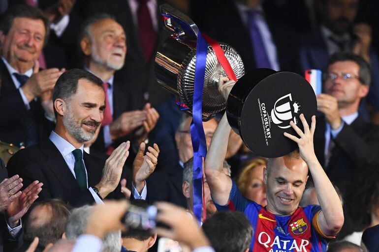 Iniesta levantó la Copa el pasado año