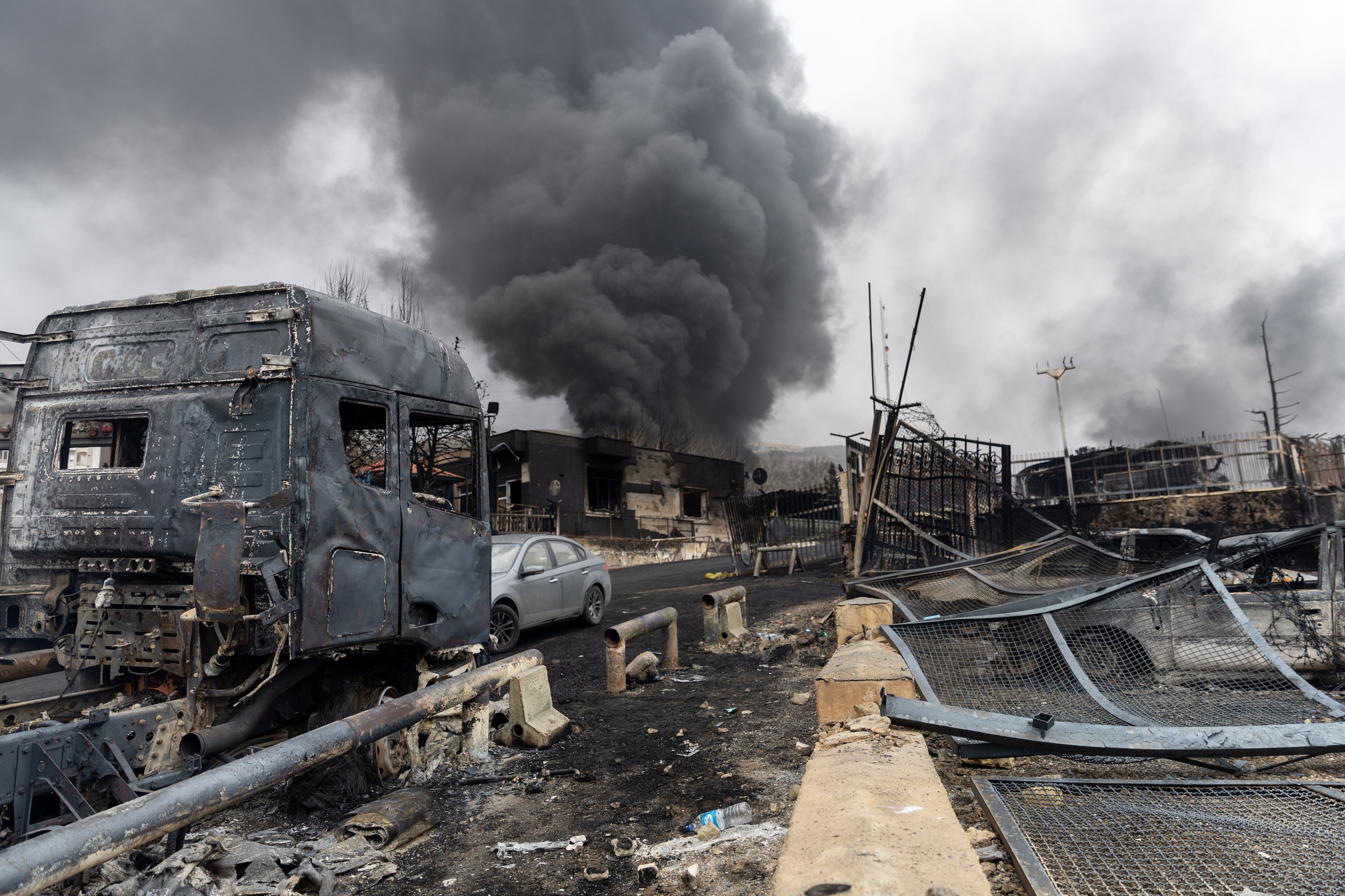 Incendio tras un bombardeo a un depósito de petróleo en el oeste de Teherán.