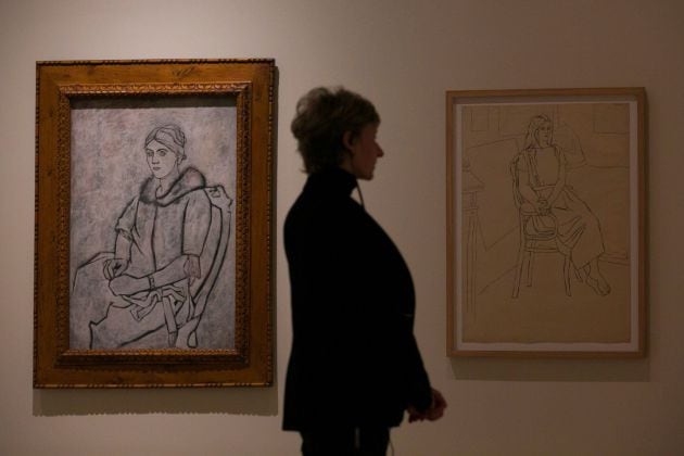 Una mujer se sitúa entre dos cuadros que forman parte de la exposición temporal &quot;Olga Picasso&quot;