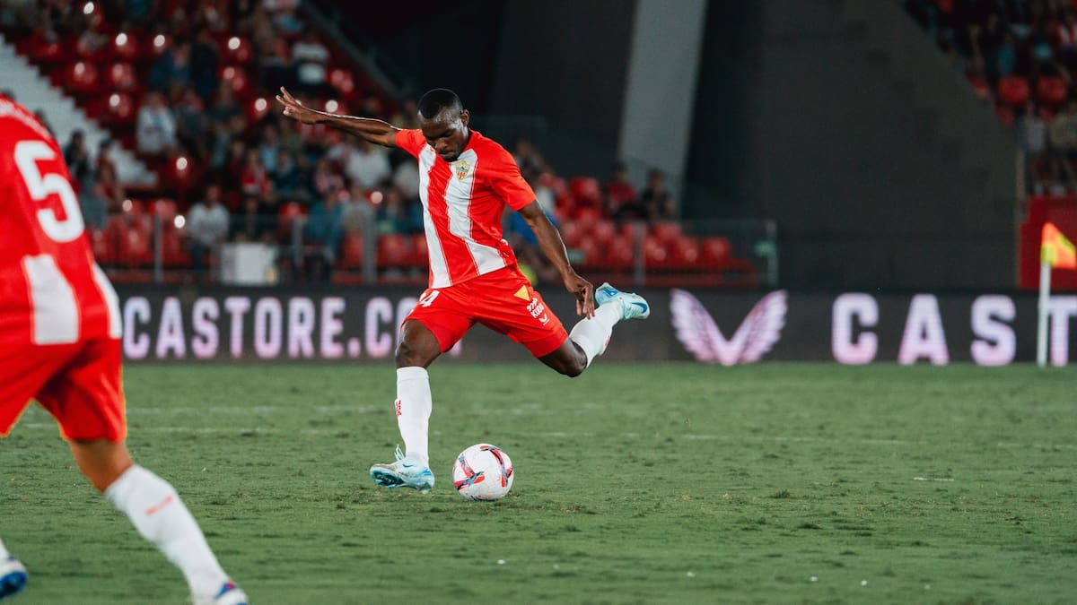 El Almería cambia cromos… y siempre pierde