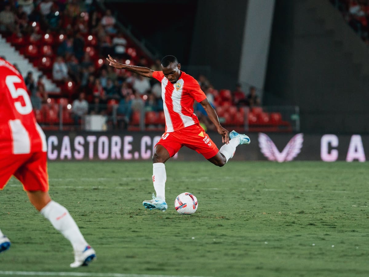 El Almería cambia cromos… y siempre pierde