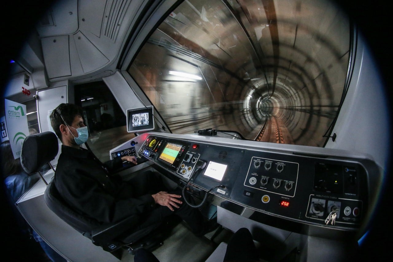 Imagen de un conductor del Metro de Sevilla/Junta de Andalucía