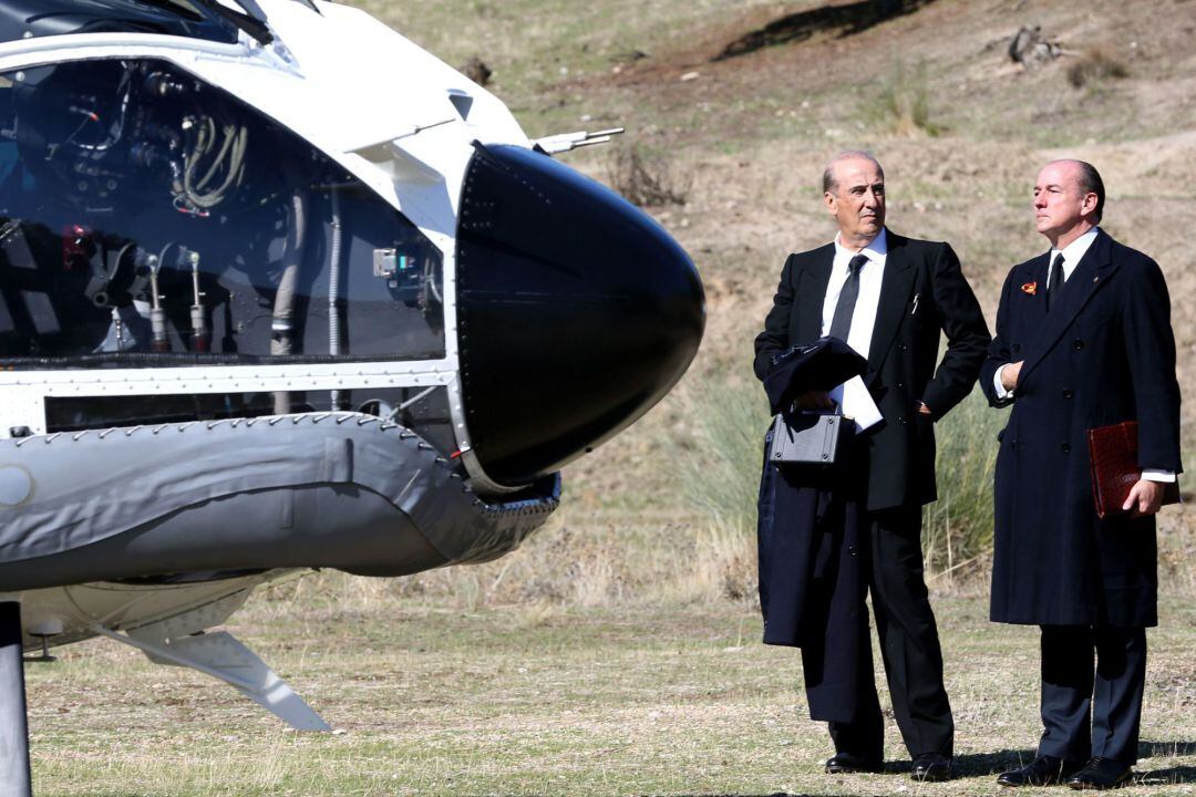 El nieto de Francisco Franco, Francis Franco (i) y el abogado de la familia, Luis Felipe Utrera Molina (d) observan el traslado de los restos del dictador tras el aterrizaje del helicóptero al Monte de El Pardo, desde donde será trasladado al cementerio de El Pardo-Mingorrubio para su reinhumación. en Madrid, a 24 de octubre de 2019. 
 