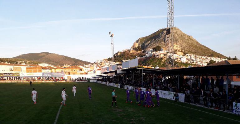 Los jugadores del Real Jaén celebran el primero de los tantos anotados por los blancos en el Municipal de Martos.