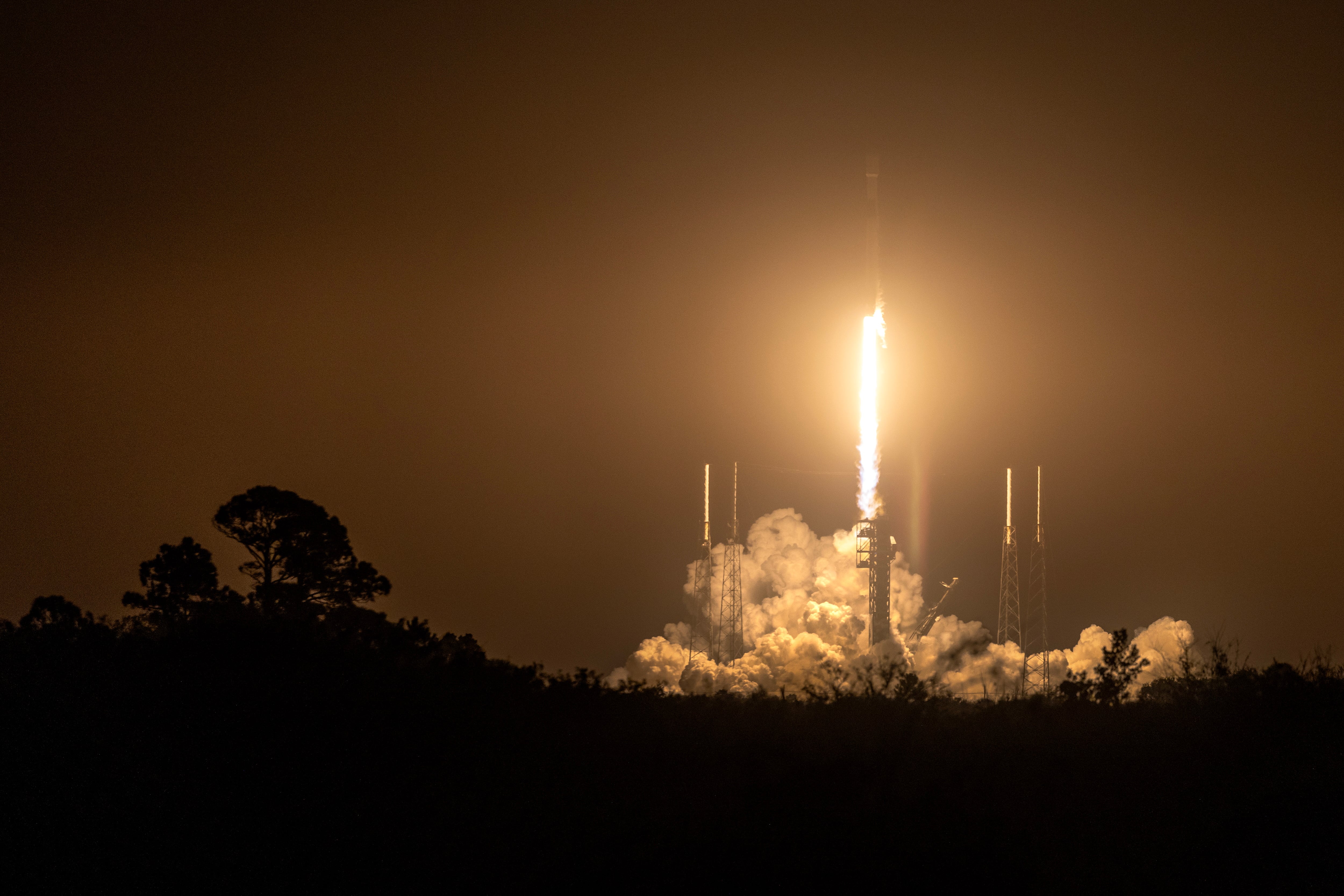 La nave espacial PACE de la NASA a bordo de un cohete SpaceX Falcon 9 se eleva desde el Complejo de Lanzamiento Espacial 40 en la Estación de la Fuerza Espacial de Cabo Cañaveral en Florida, EEUU.