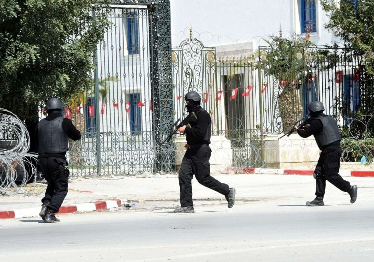 FOTOGALERÍA | Las imágenes del ataque al Palarmento de Túnez y las maniobras para capturar a los terroristas