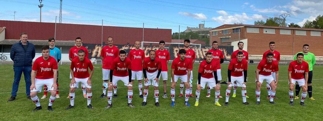 Los integrantes de la actual plantilla del Atlético Peñafiel lucen su nueva sagunda equipación.