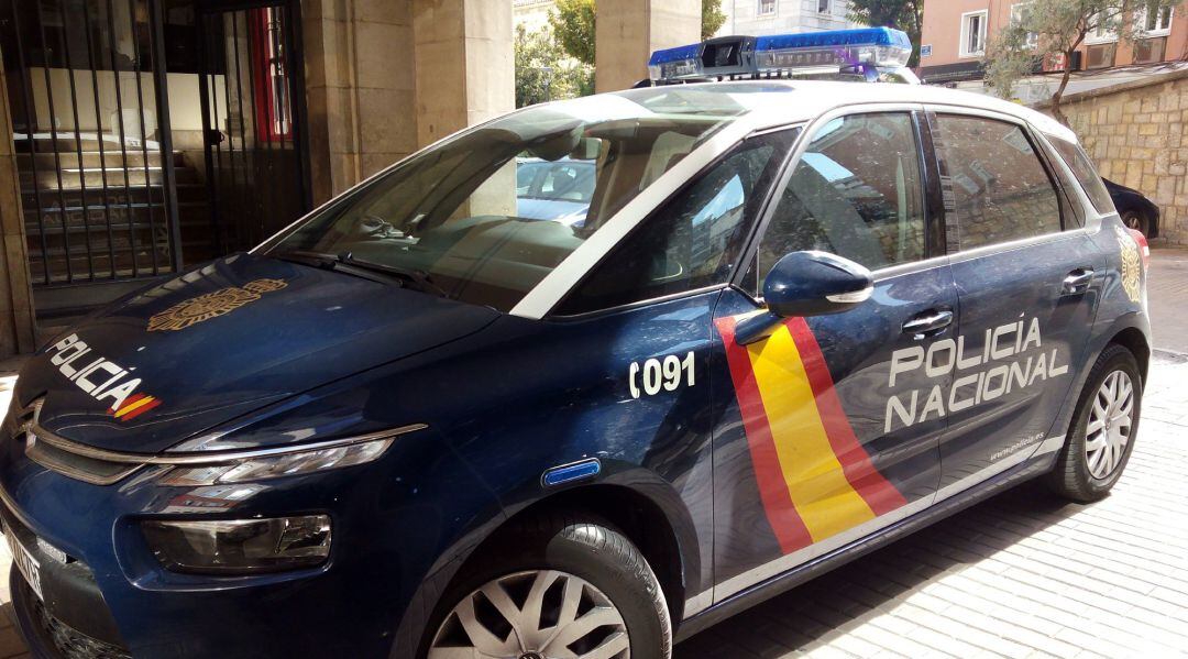 Coche situado a la entrada de la comisaría de la Policía Nacional de Jaén.