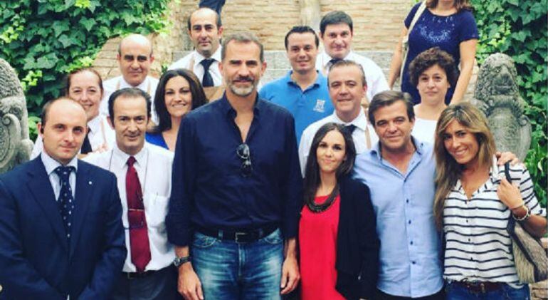 Felipe VI junto a personal y clientes de la Hacienda del Cardenal