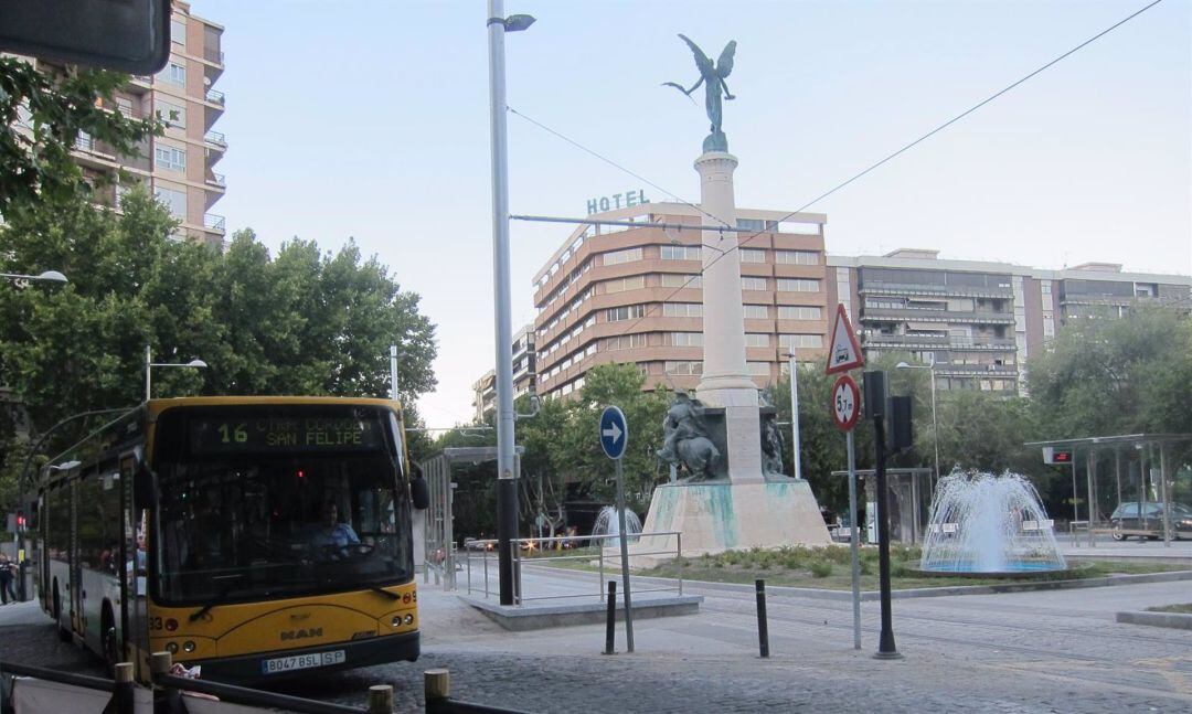 Un autobús urbano circula por la Plaza de las Batallas.