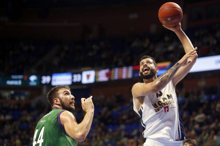 Musli observa una acción de Faverani en un partido de la Eurocup