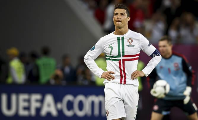 El internacional portugués Cristiano Ronaldo gesticula tras desaprovechar una oportunidad de marcar un gol durante el partido Dinamarca-Portugal, del grupo B de la Eurocopa de fútbol 2012, en el estadio Arena Lviv de Lviv, Ucrania, hoy, miércoles 13 de ju