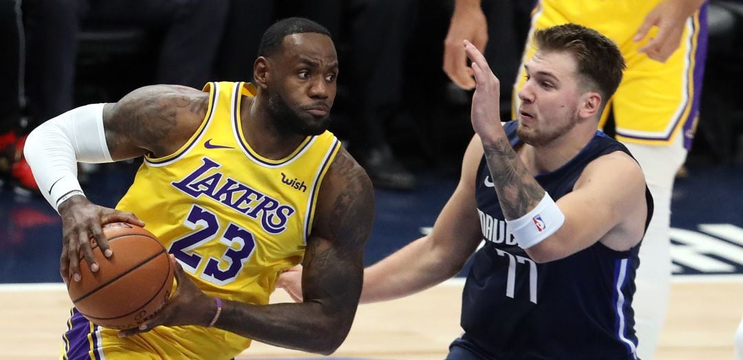 LeBron James y Luka Doncic, durante un partido de la presente temporada