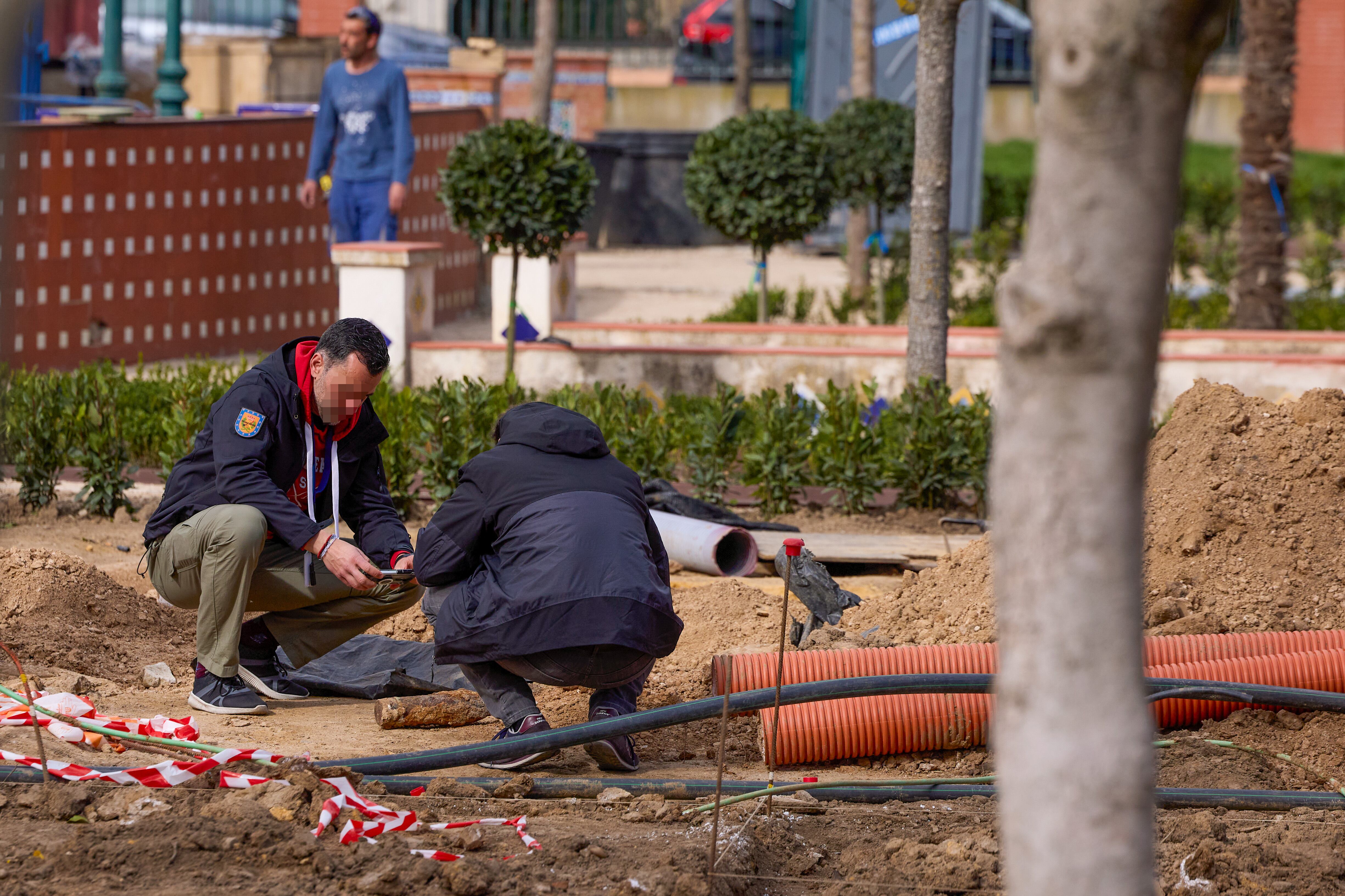 TALAVERA DE LA REINA (TOLEDO), 27/02/2024.- Varios trabajadores que estaban realizando obras en los Jardines del Prado de Talavera de la Reina (Toledo) han encontrado este martes, un artefacto explosivo que podría ser un obús de la guerra civil española. Según han informado a EFE fuentes del servicio de emergencias 112, el artefacto se ha hallado en torno a las 12:30 horas de este martes en las obras que se están llevando a cabo en este parque de Talavera desde septiembre de 2022. EFE/ Manu Reino
