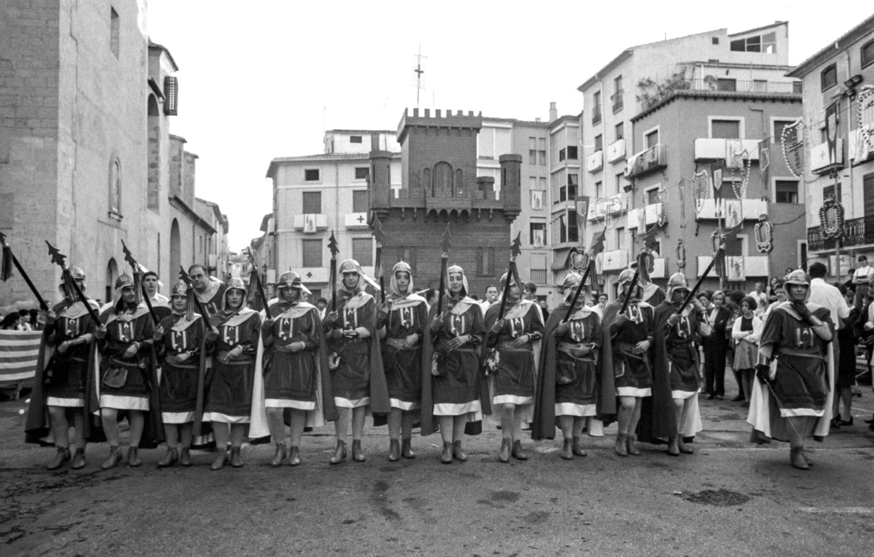 Les festeres de la filà Almogàvers fa 25 anys al seu pas pel Pla amb el castell al fons