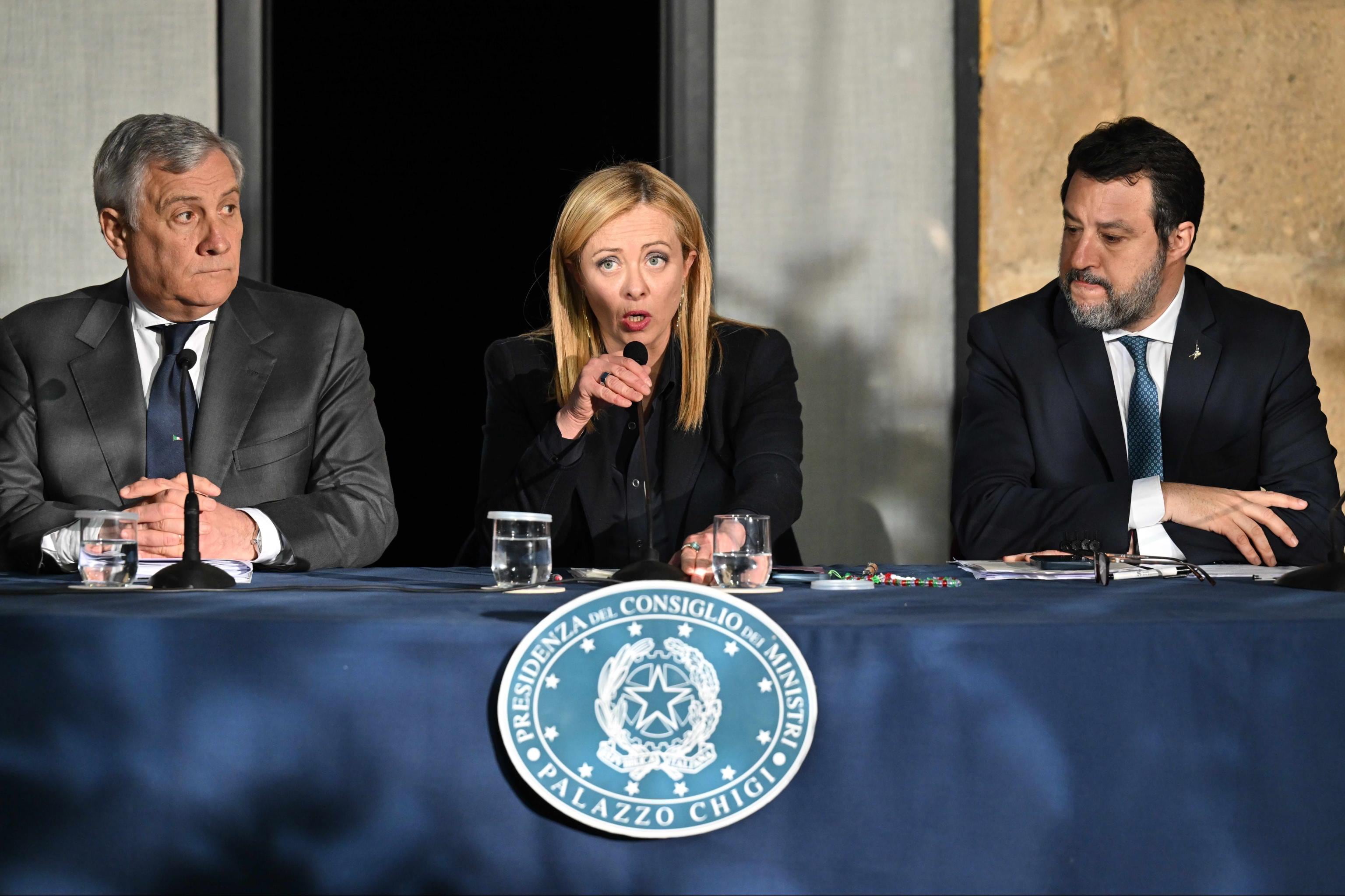 La primera ministra italiana, Giorgia Meloni, junto a sus vicepresidentes Antonio Tajani y Matteo Salvini, durante el consejo de Ministros celebrado en Cutro