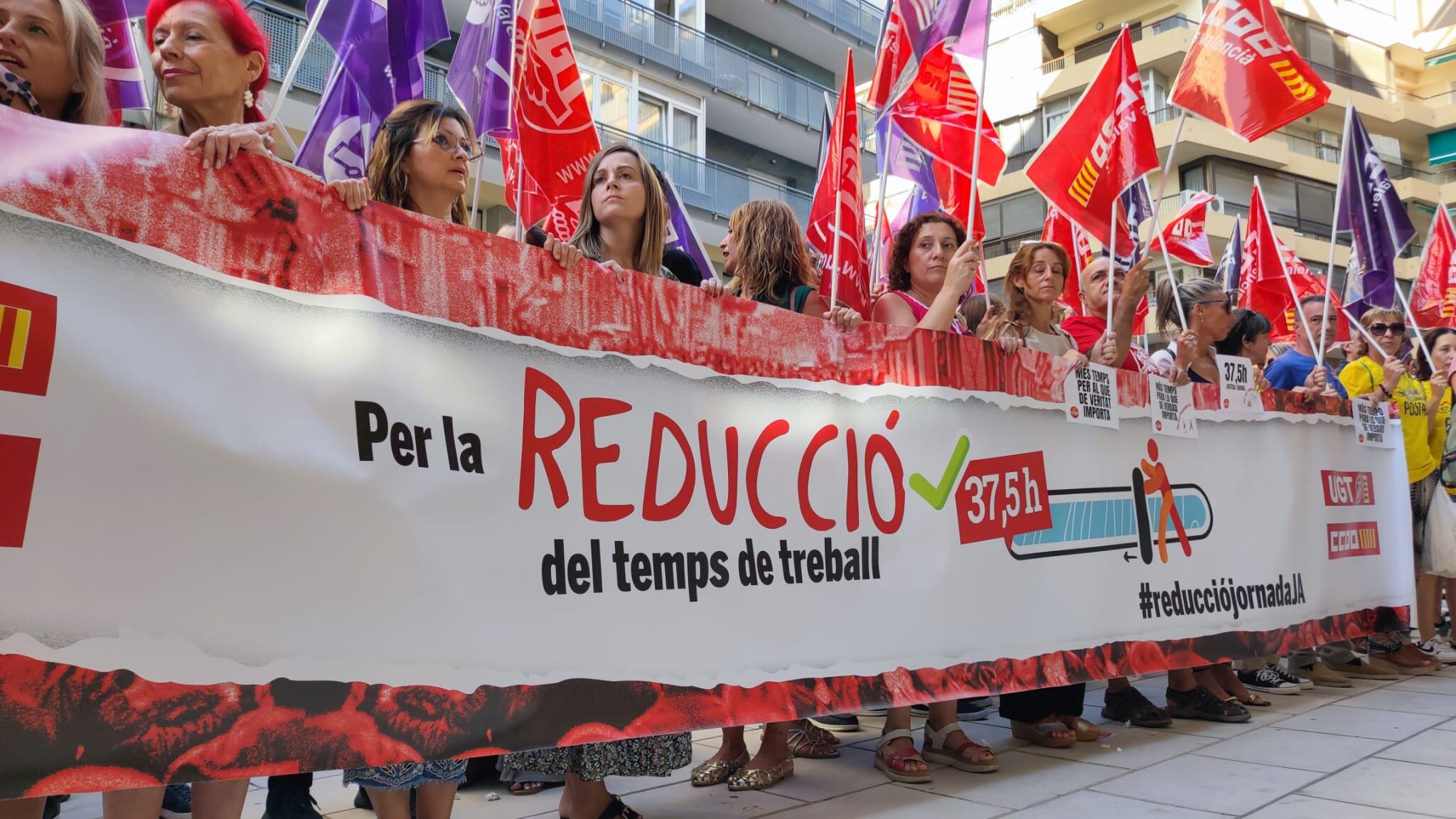 Sindicatos y trabajadores se han concentrado frente a la patronal CEV en Alicante / A.G.J