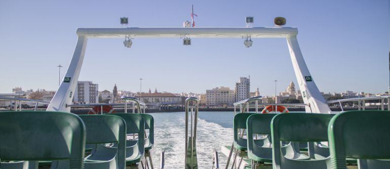 Catamarán de servicio público zarpando desde el puerto de Cádiz