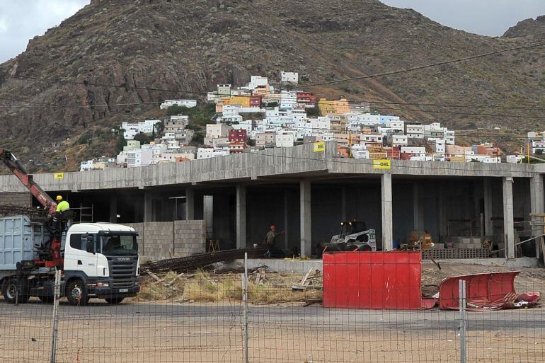 El edificio de aparcamientos ubicado en las cercanías de la playa de Las Teresitas. 