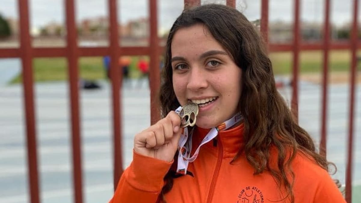 Anhara Ortega, atleta eldense del C. A. Cableworld Novelda, campeona provincial Sub-16 de lanzamiento de martillo