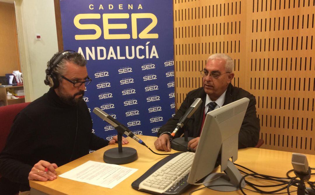 Joaquín del Amor Morales Díaz, candidato a hermano mayor del Amor en las elecciones del próximo día 18, junto a Paco García en el estudio de Cruz de Guía