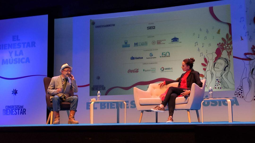 Luz Casal y Héctor Márquez en un momento de la charla en el Congreso del Bienestar y la Música