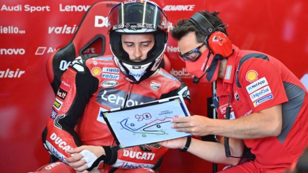 Andrea Dovizioso recibiendo instrucciones en boxes