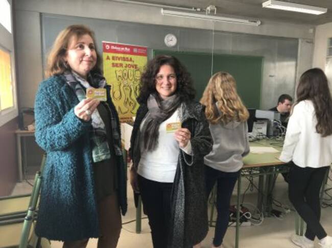 La delegada Margalida Ferrer y la consellera Pepa Marí