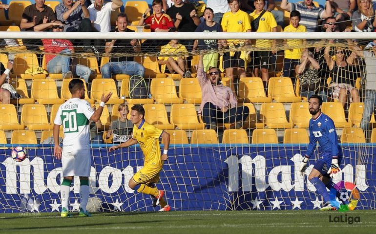 David Rodríguez corre a celebrar el gol de la victoria del Alcorcón