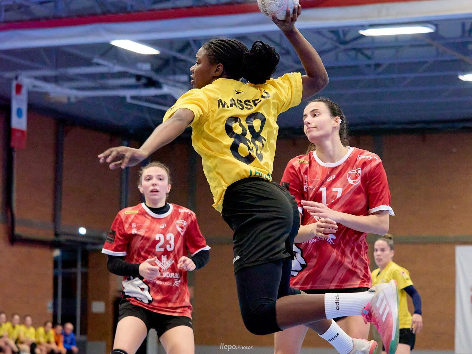 Taty Masseu en un partido con el Lanzarote Puerto del Carmen.