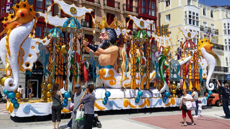 Carroza participante el Coso Blanco.