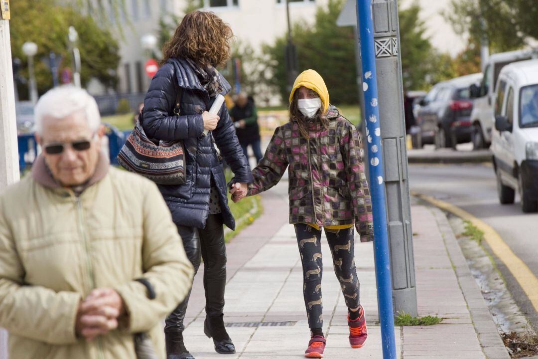 Una joven con mascarilla en el Hospital Universitario de Álava en Vitoria.