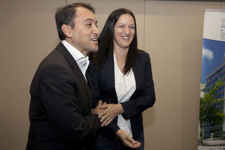 Los líderes de Coalición Canaria y Partido Popular en el ayuntamiento de Santa Cruz de Tenerife, José Manuel Bermúdez (i) y Zaida González, respectivamente, ofrecieron esta tarde una rueda de prensa en la que hablaron sobre el acuerdo firmado entre ambas formaciones para gobernar en el ayuntamiento de la capital tinerfeña. EFE/Ramón de la Rocha