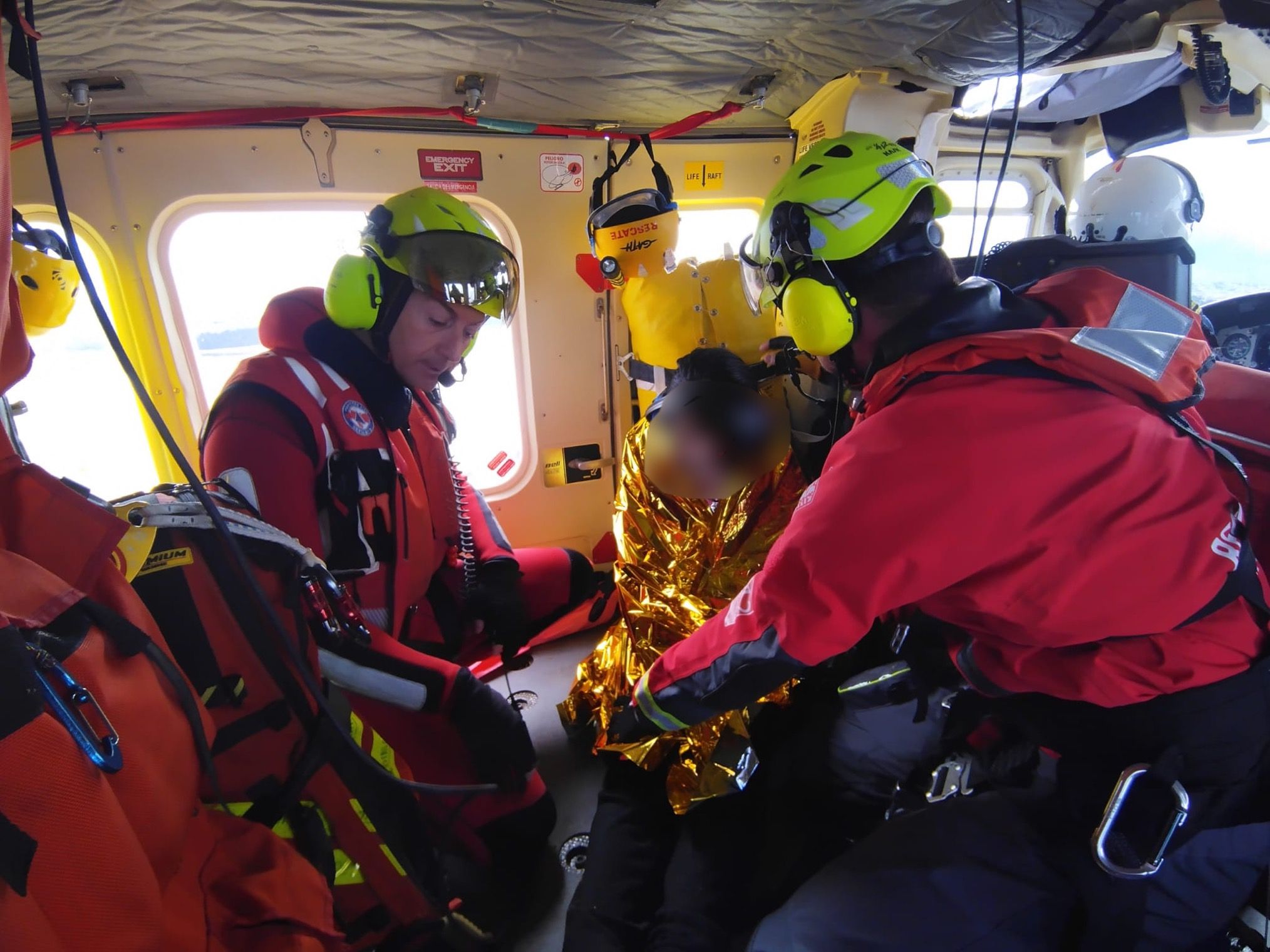 El equipo del helicóptero medicalizado del Gobierno de Cantabria ha acudido al rescate de una de las 14 remeras, cuya trainera ha volcado accidentalmente mientras entrenaban en la playa de Somo, frente a la Isla de Mouro.