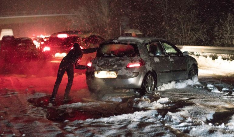 Fotografía facilitada por Sergio Marcos de la autopista AP-68, en sentido Logroño, a la altura del kilómetro 79, en sentido Zaragoza, en el término de Haro,