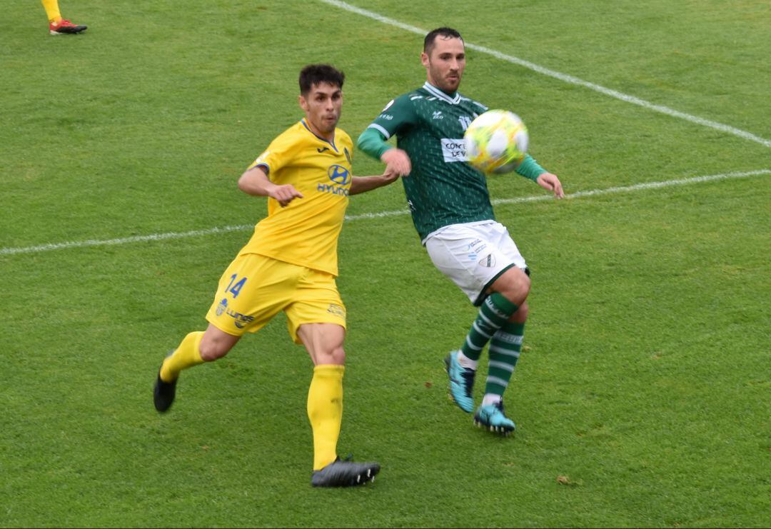 Óscar Gil disputando un balón