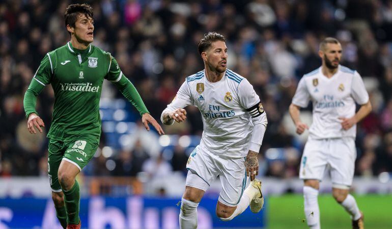 Mantovani (i) junto al madridista Sergio Ramos en el partido de Copa del Rey que enfrentó a ambos equipos en el Santiago Bernabéu esta misma temporada.