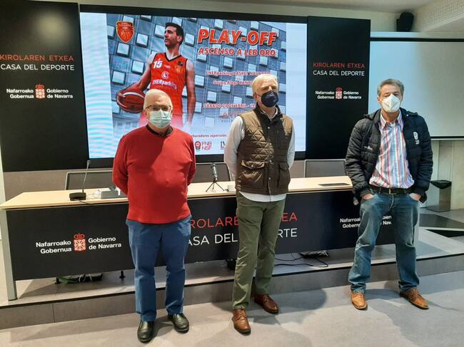 Javier Sobrino, presidente de Basket Navarra, Pablo Bretos presdiente de la Federación Navarra de baloncesto y Miguel Pozueta director del Instituto Navarro del Deporte en el Navarra Arena presentando el playoff