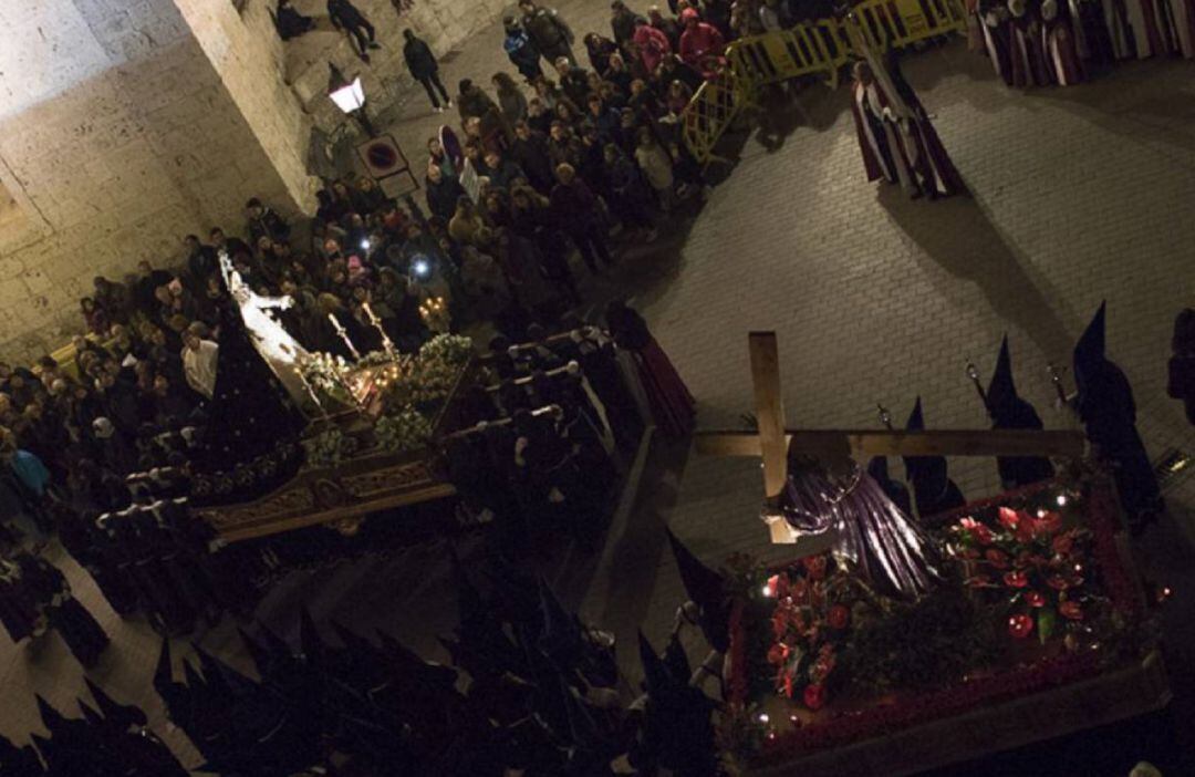 El encuentro entre el paso de El Nazareno, de la cofradía Ntro. Padre Jesús Nazareno y la de la Soledad, de la Cofradía de La Pasión.
