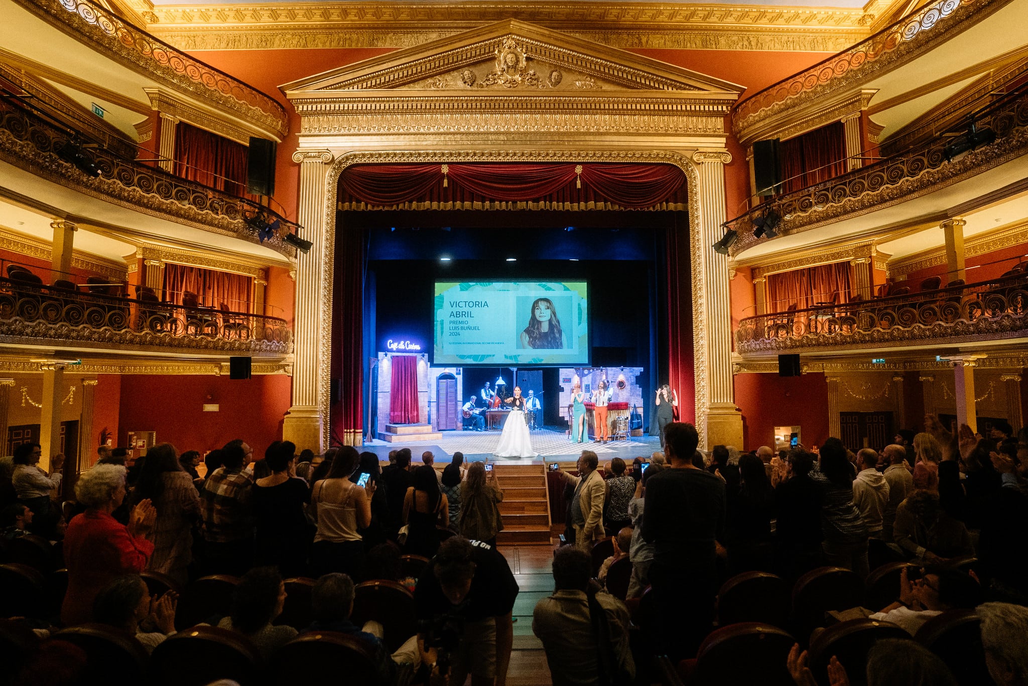 Victoria Abril recibió el Premio Luis Buñuel